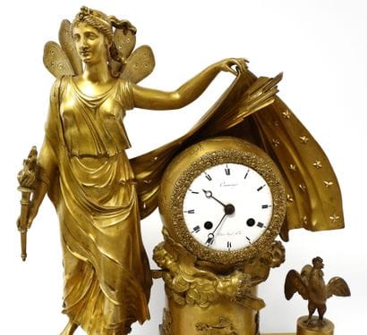 Pendule en bronze ciselé et doré, le mouvement...