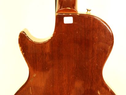 FUJI ROLAND CORPORATION
Guitare électrique...