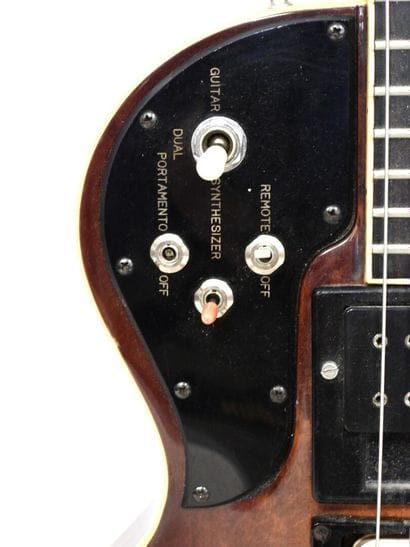 FUJI ROLAND CORPORATION
Guitare électrique...