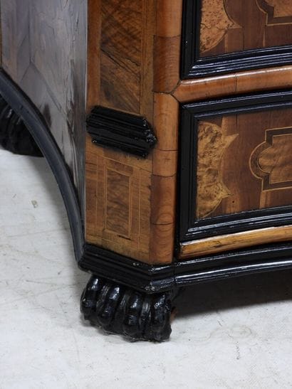 Commode scriban en placage de noyer et prunier,...
