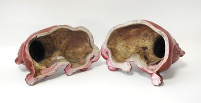 CHINE
Paire de lions couchés en porcelaine...