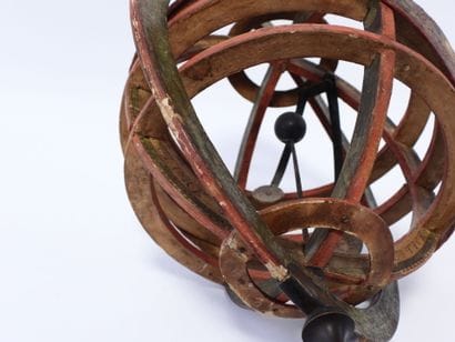 Sphère armillaire en carton sur piétement...