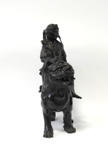 JAPON
Statuette Monju assise sur une chimère...