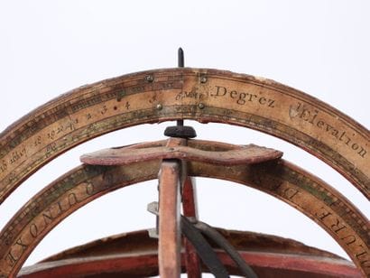 Sphère armillaire en carton sur piétement...