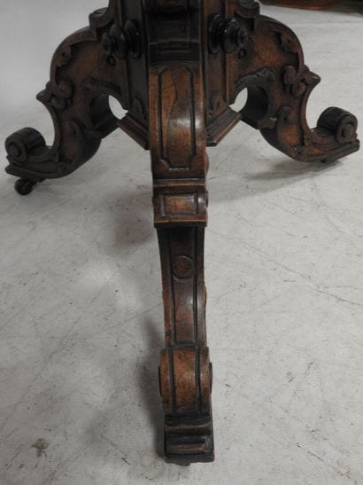 Guéridon en acajou et placage d'acajou à...
