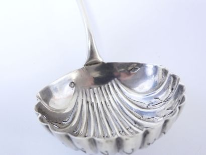 Cuillère saupoudreuse en argent 
Poinçon...
