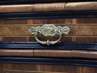 Commode scriban en placage de noyer et prunier,...