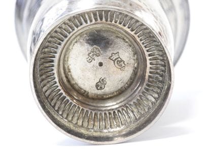 Timbale de forme tulipe en argent. Poinçon...