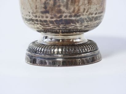 Timbale de forme tulipe en argent. Poinçon...