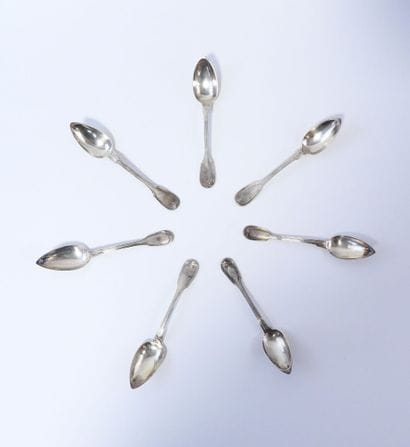 Suite de 7 cuillères à dessert en argent...