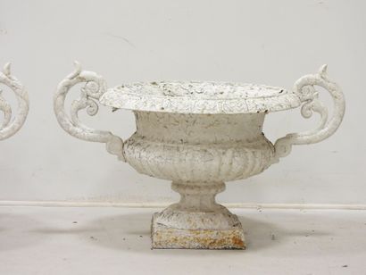 PAIRE DE VASES MEDICIS en fonte laquée blanche....