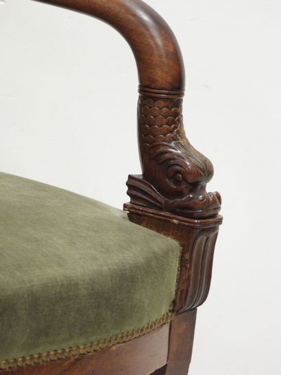 Fauteuil aux accotoirs en tête de dauphin...