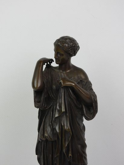 Sujet en bronze à patine brune représentant...