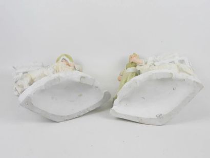 Paire de bouquetières en biscuit polychrome...