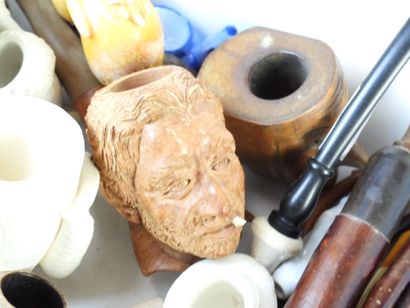 2 CARTONS DE PIPES, BOITES A TABAC ET BRIQUETS...