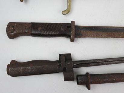 Trois baïonnettes dont une baïonnette allemande...