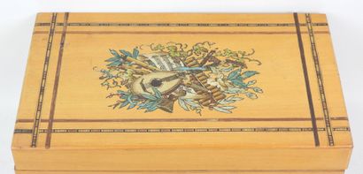 BOITE A MUSIQUE en bois à décor d'instrument...