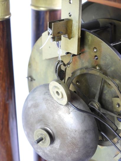 PENDULE PORTIQUE en bois de placage, globe...