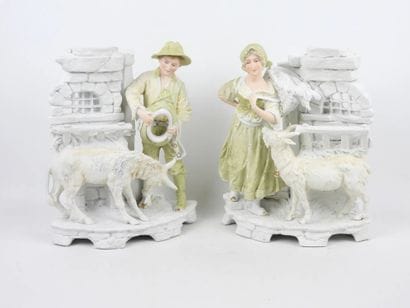 Paire de bouquetières en biscuit polychrome...
