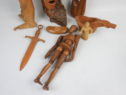 Réunion de sculptures en bois dont masque,...