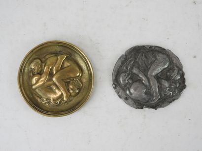MEDAILLON en bronze représentant une scène...