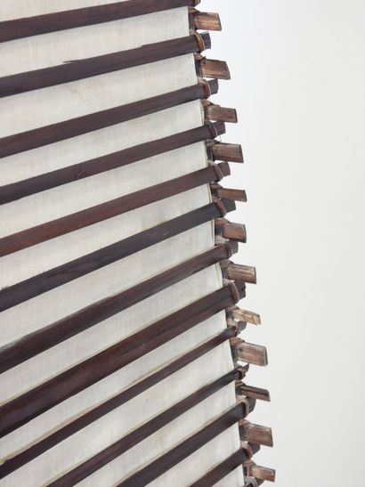 PAIRE DE LAMPADAIRES en lames de bambou et...
