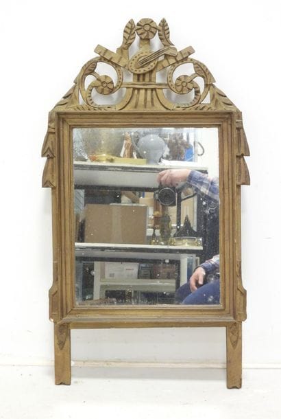 Miroir à fronton en bois doré à décor sculpté...