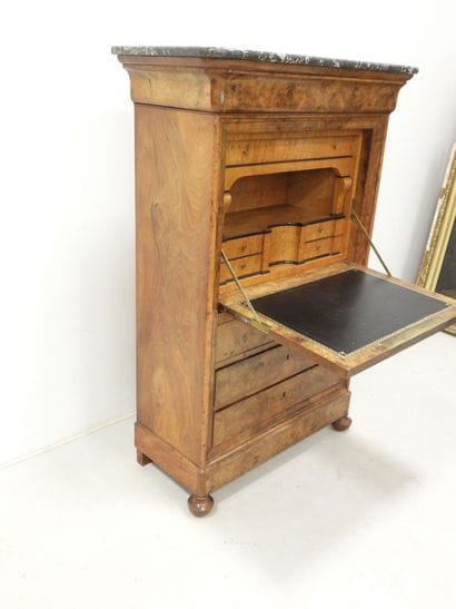 SECRETAIRE en placage de loupe de noyer ouvrant...