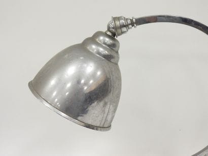 LAMPE en aluminium, fût courbé. H.: 27 cm...