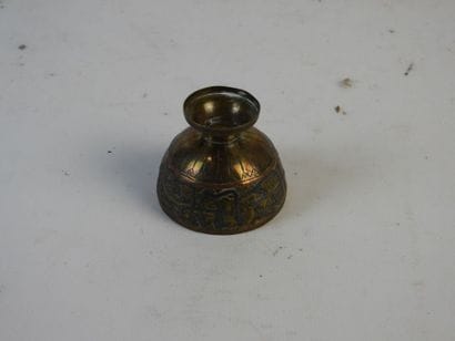 CHINE : 3 petits bols en bronze à décor de...