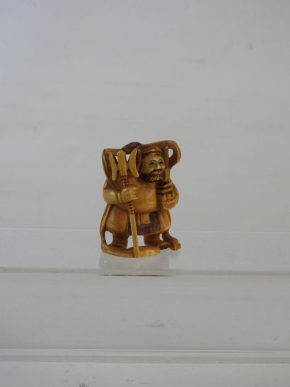 CHINE : Netsuke personnage en résine ? signé...