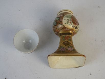 JAPON : Petit vase à col quadrangulaire en...