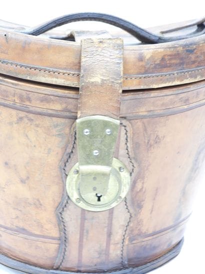 BOITE A CHAPEAU haut de forme en cuir H.:...
