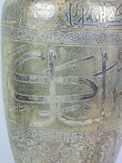 SYRIE - Grand vase en laiton à décor d'inscriptions...