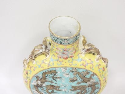 CHINE - Vase gourde en porcelaine à décor...