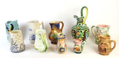 10 VERSEUSES en faïence et porcelaine polychrome...