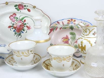 Réunion d'objets en porcelaine, faïence,...