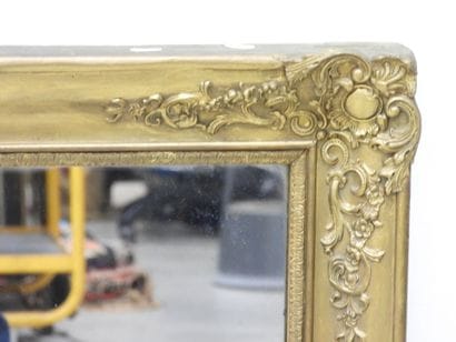 MIROIR en bois et stuc doré. 88 x 70 cm (accidents...