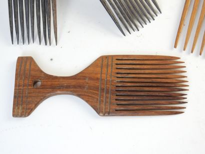 Lot de six peignes anciens en bois d'Afrique...