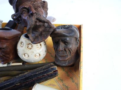 2 CARTONS DE PIPES, BOITES A TABAC ET BRIQUETS...