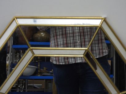 Miroir octogonal à parecloses en bois doré....