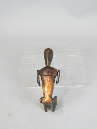 LOMBOK, Indonésie.
Deux statuettes en os...
