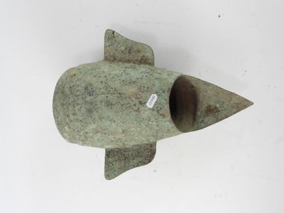 CHINE. Tête zoomorphe en métal. H. : 35 cm....
