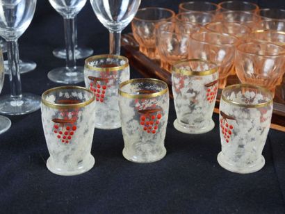 PLATEAU ET 20 VERRES A DIGESTIF en verre...