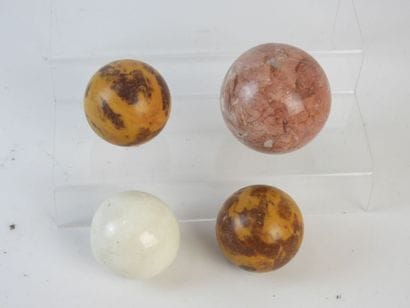 QUATRE BOULES en pierre dure. Diam. :