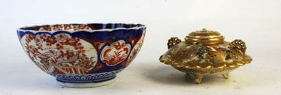 JAPON : Saladier polylobé en porcelaine Imari...