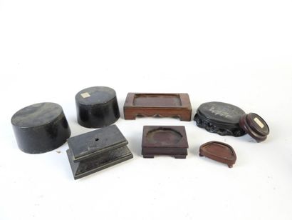 ASIE : 25 petits socles en bois. L. : de...