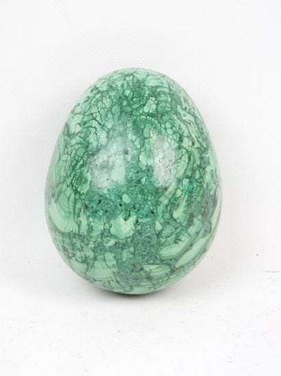 OEuf en malachite. H. 12 cm. Poids: 2,359...