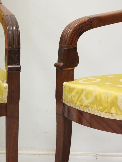 PAIRE DE FAUTEUILS en acajou et placage d'acajou...