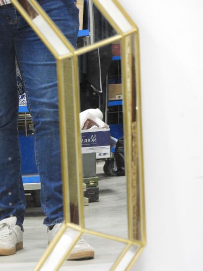 Miroir octogonal à parecloses en bois doré....